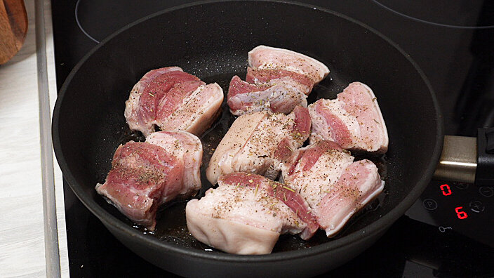 Как сочно пожарить свинину на сковороде кусочками