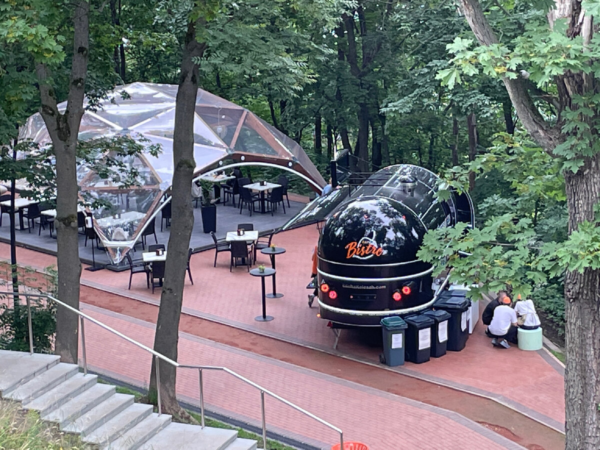 Вот так это выглядит с Набережной. Мимо не проскочите! 