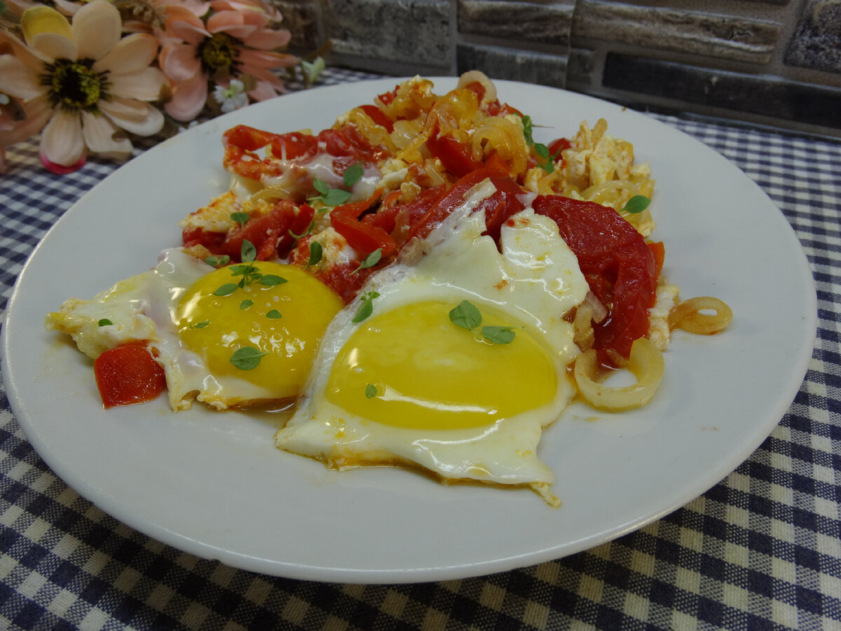 Яичница с помидорами, луком и красным сладким перцем | Готовим вкусно дома/  Кулинария/ Рецепты | Дзен