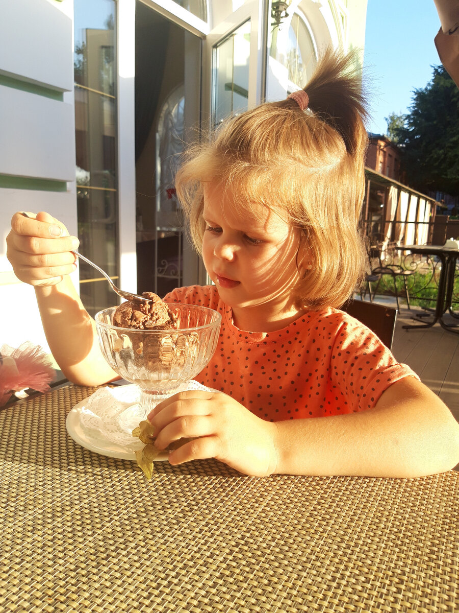 В лучах солнышка на летней веранде 🍨
