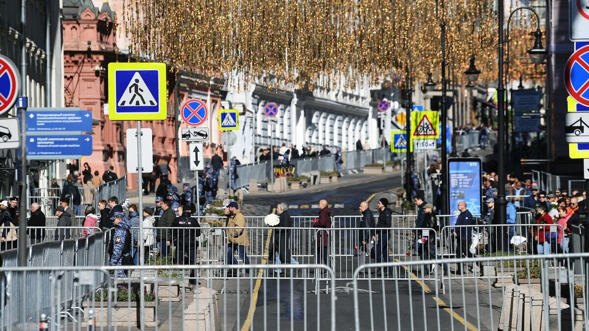    Люди идут по огороженному проходу через улицу Большая Дмитровка к Дому союзов на церемонию прощания с бывшим президентом СССР Михаилом Горбачевым© РИА Новости / Алексей Майшев