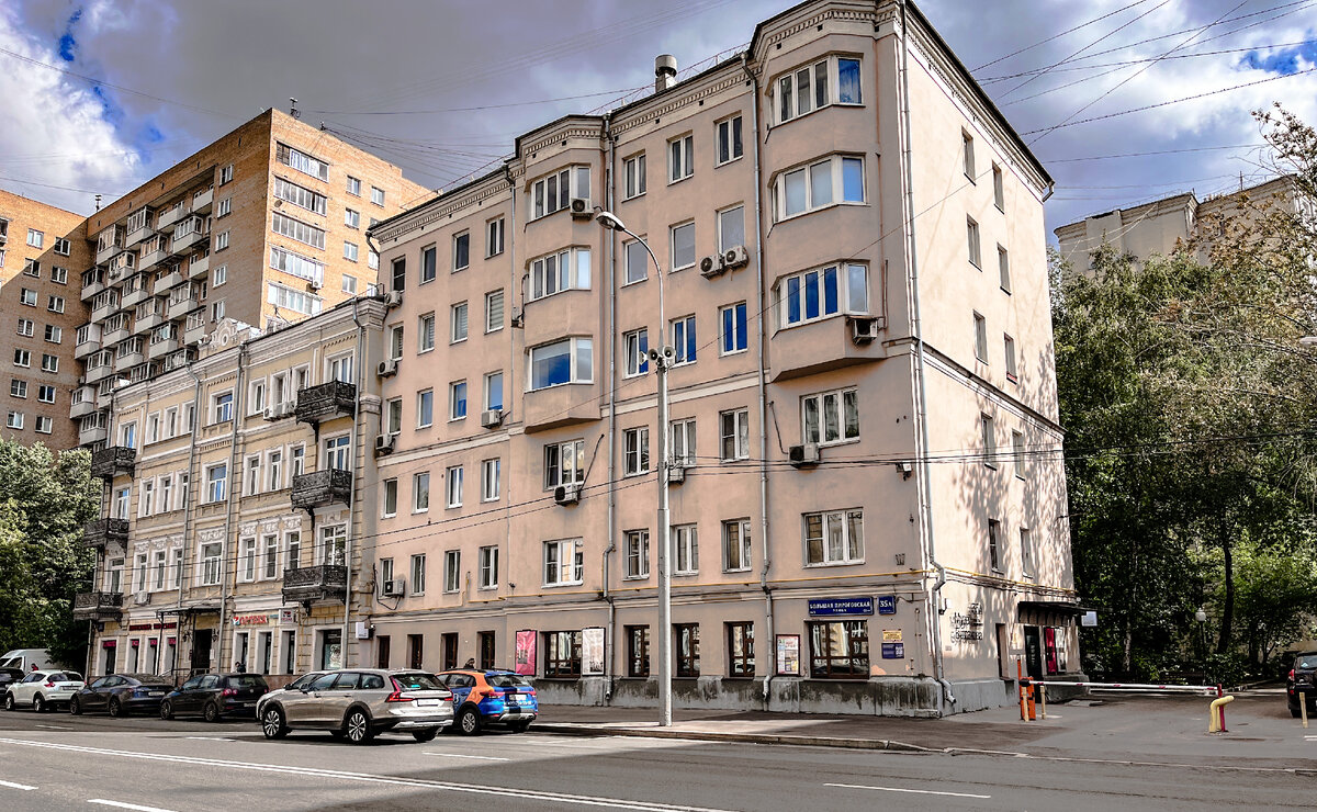 Хотя по внешнему виду это сложно сказать, но дом 35а по Большой Пироговской - бывший особняк купцов Решетниковых. Первая перестройка произошла в 1920-е гг. В 1960-х дом был надстроен и стал шестиэтажным. Фото автора