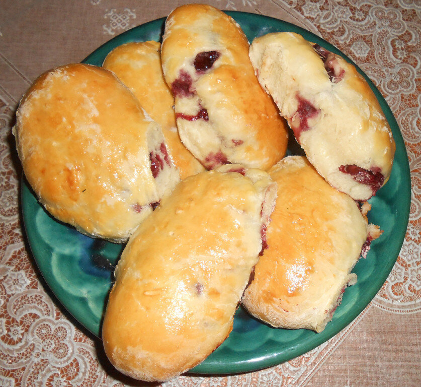 Пирожки с вишней