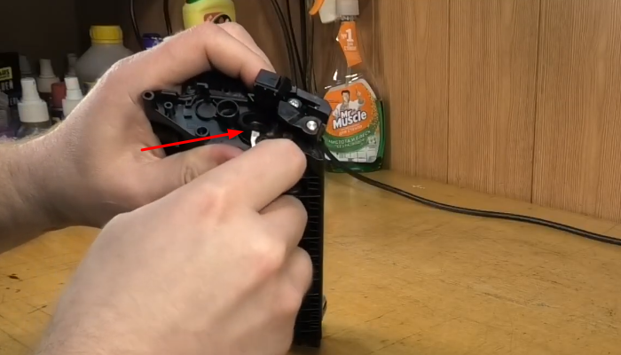 Фото 17. После заправки удаляем остатки тонера с поверхности картриджа при помощи сервисного пылесоса