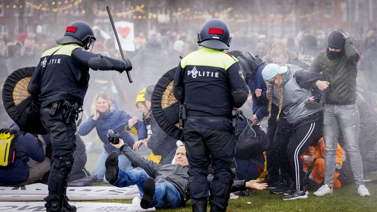 Демократический разгон демонстрации в Нидерландах. Сентябрь 2022 года. Фото из открытых источников.