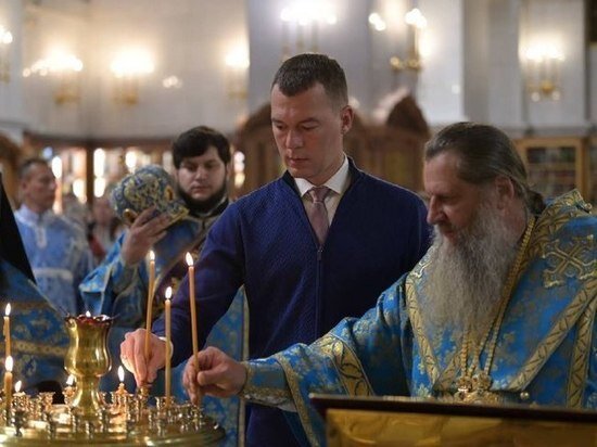     Михаил Дегтярев помолился у Коробейниковской иконы, которую привезли из Алтайского края Фото: телеграм-канал Пулемет Дегтярева