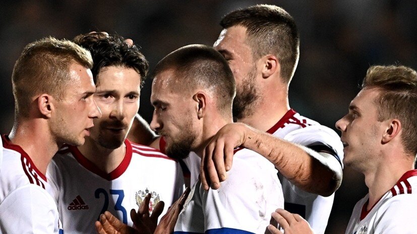     Футболисты сборной России Дмитрий Баринов, Далер Кузяев, Даниил Уткин, Николай Комличенко и Максим Глушенков РИА Новости Алексей Филиппов