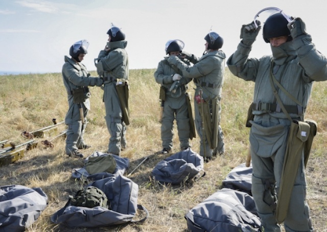    Сапёры перед разминированием Mil.ru