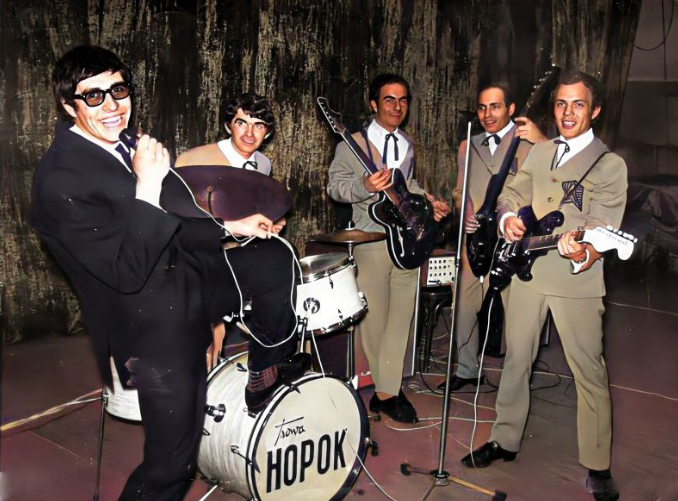 Фото из свободного доступа. Раскрашено автором.