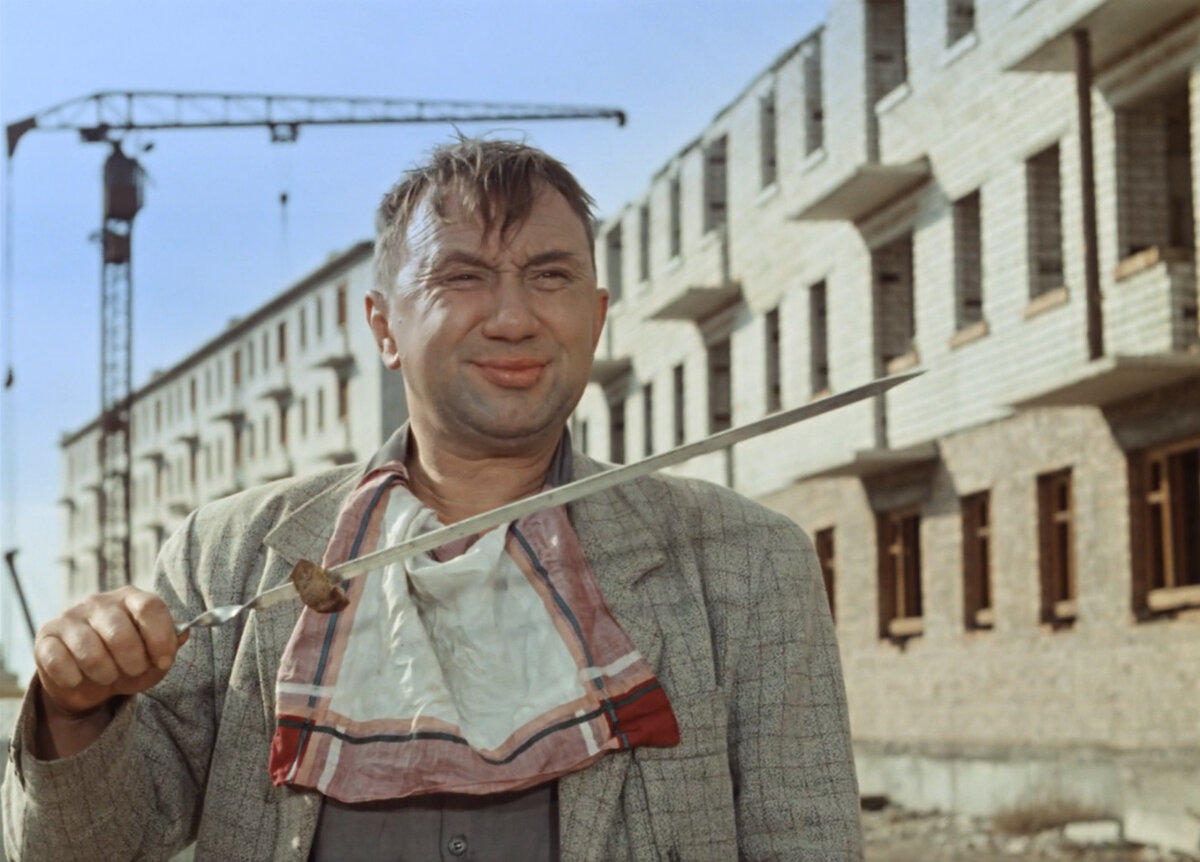 Кадр из комедии Гайдая «Операция "Ы" и другие приключения Шурика»