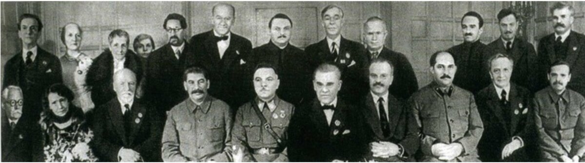 Источник: Яндекс. Картинки. Фото из сети. 27 октября 1938 года состоялся торжественный вечер во МХАТе в честь 40- летия театра. На нем присутствовали Сталин, Молотов, Ворошилов, Жданов, Ежов, Хрущев и Булганин. Указанные товарищи очень любили МХАТ, просто души в нем не чаяли, хотя иные и не были никогда на его постановках.