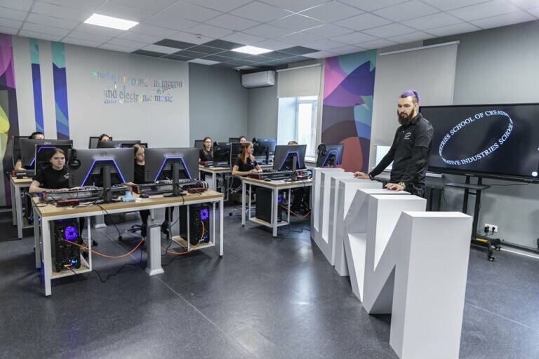    80 оренбургских школьников приступили к обучению в новой Школе креативных индустрий Марина Шарт