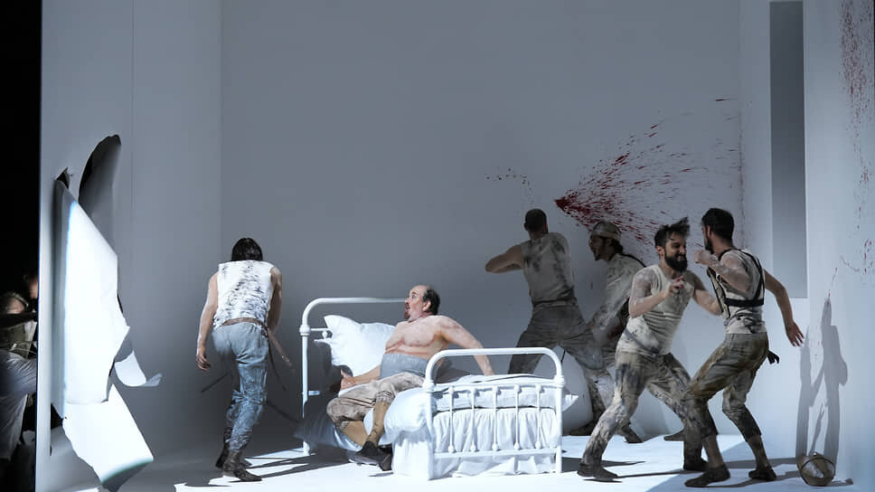 Фото: Bregenzer Festspiele / Karl Forster📷Романтическая драма Гюго-Верди приросла агрессией, варварской маскулинностью и кровавыми потасовками