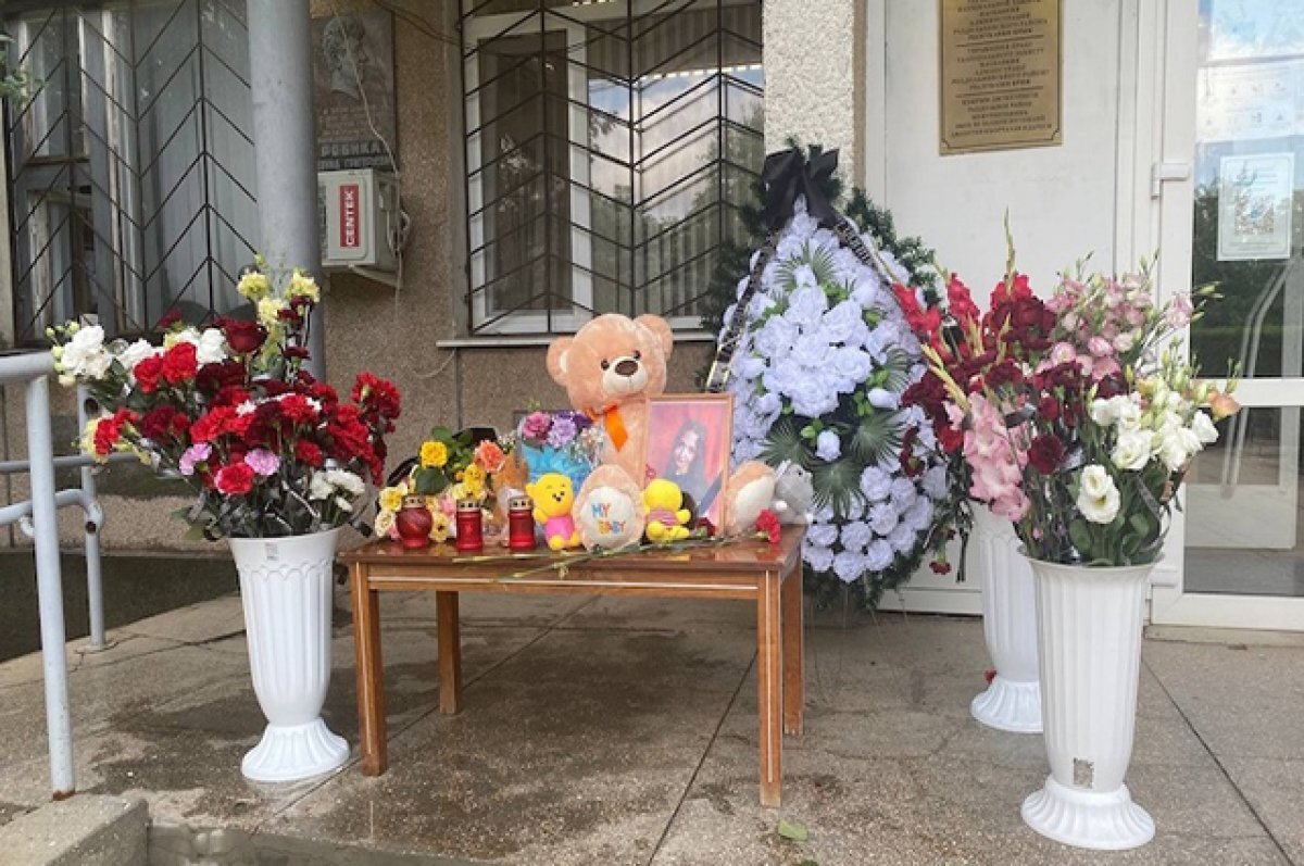    Она мечтала стать стюардессой.