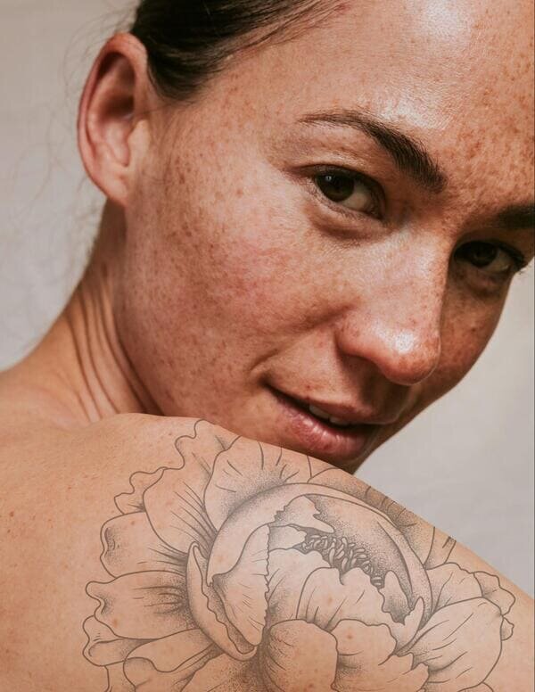 https://www.rawpixel.com/image/10215359/flower-tattoo-mockup-womans-back-psd