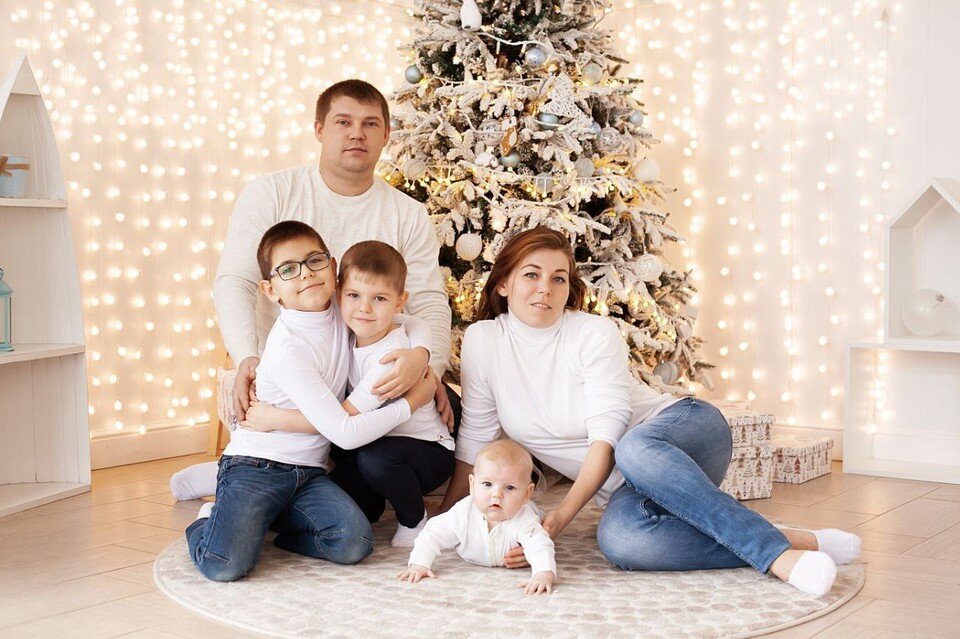    Евстигнеевы воспитывают троих сыновей - Рому, Диму и Сашу. личный архив героев