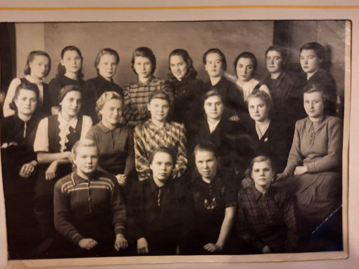  А это фото из нашего семейного альбома с бабушкиным выпуском из техникума
