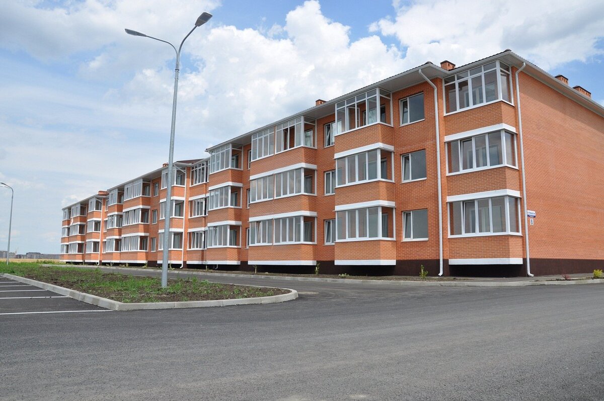 Это фото ЖК Матрёшки в Краснодаре. Здесь в 2017 году, на этапе строительства, можно было купить 1 ком-ю квартиру за 1 000 000 руб. А 2 ком-ю за 1 500 000 руб.