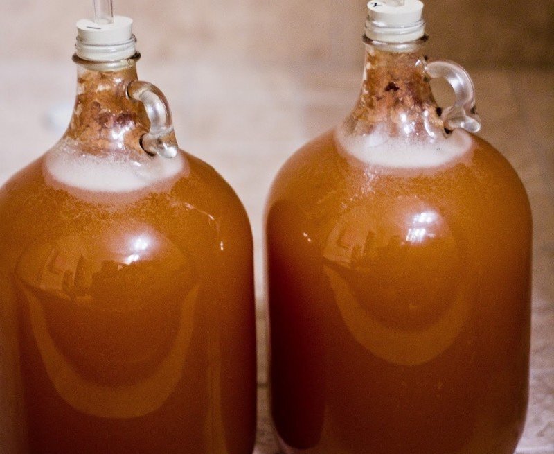 Медовуха соты рецепт. Mead напиток медовуха. Медовуха в стакане. Медовуха соты рецепт. Медовуха бутыль.