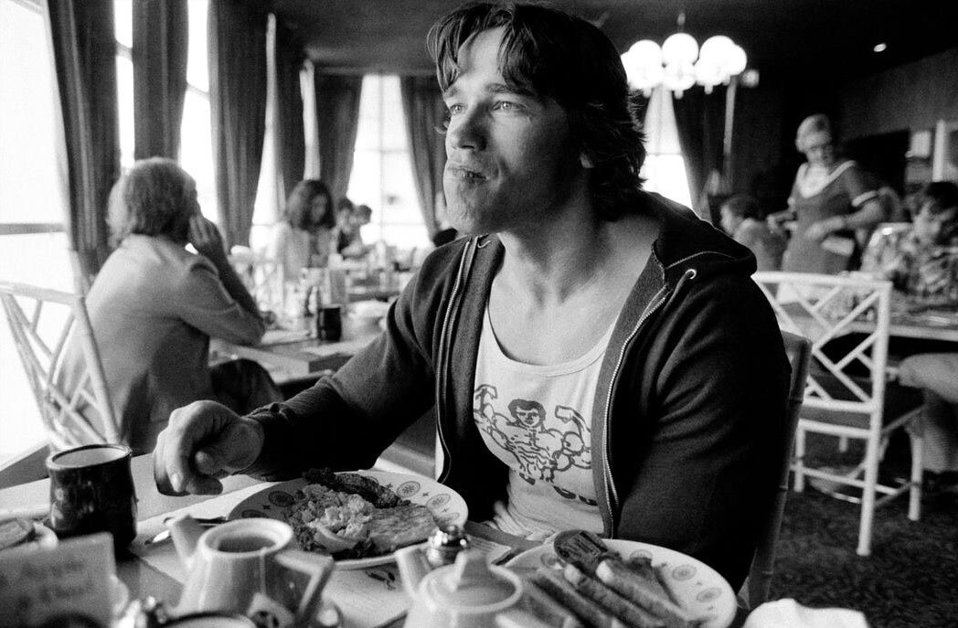 Не совсем наш, но тоже герой - во время трапезы.