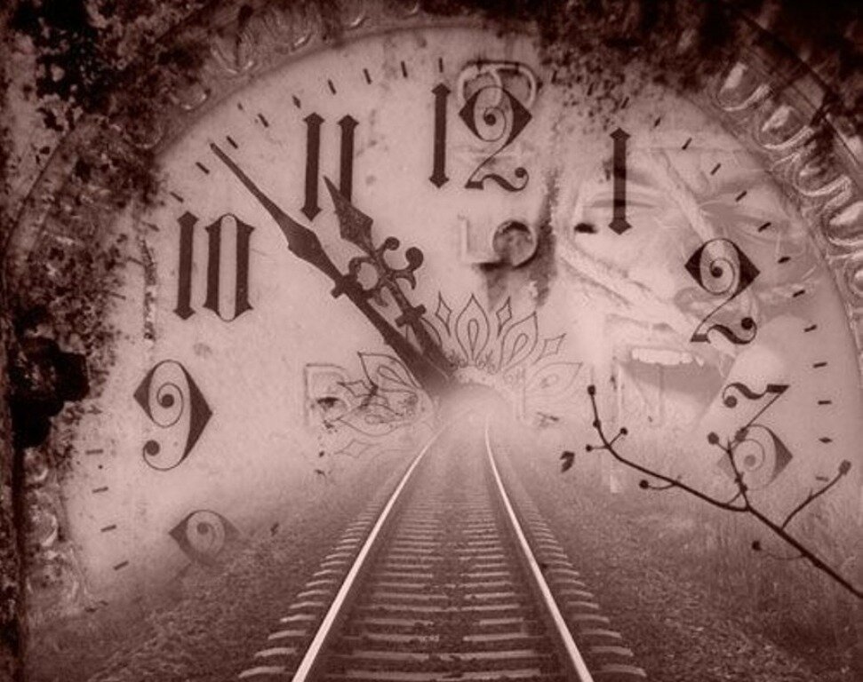 Я потерян и остановилось время. Часы в прошлое. Прошлое ушло. А время уходит. Прошлое время.