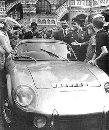 Момент вручения автомобиля Ю.А. Гагарину