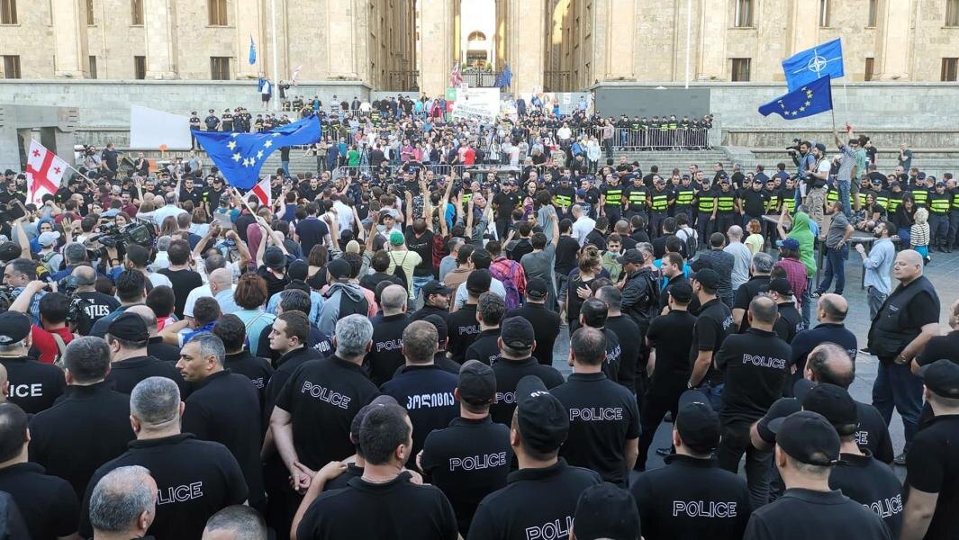 Сотрудники полиции и участники акции протеста у здания парламента Грузии в Тбилиси. Фото: РИА Новости/Стрингер