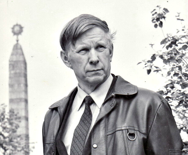 "Все было. Старое ломали, перестраивали -нелегко это далось. С кровью. И все же нет ничего милее, чем Родина. Трудное все забывается, помниться больше хорошее. Кажется, и небо там другое -ласковое, и трава мягче, хоть и без этих букетов. И земля лучше пахнет. Я вот думаю: пусть бы опять все воротилось, как-нибудь сладили бы со своими бедами, справедливее стали бы. Главное, чтоб без войны."  "Альпийская баллада".