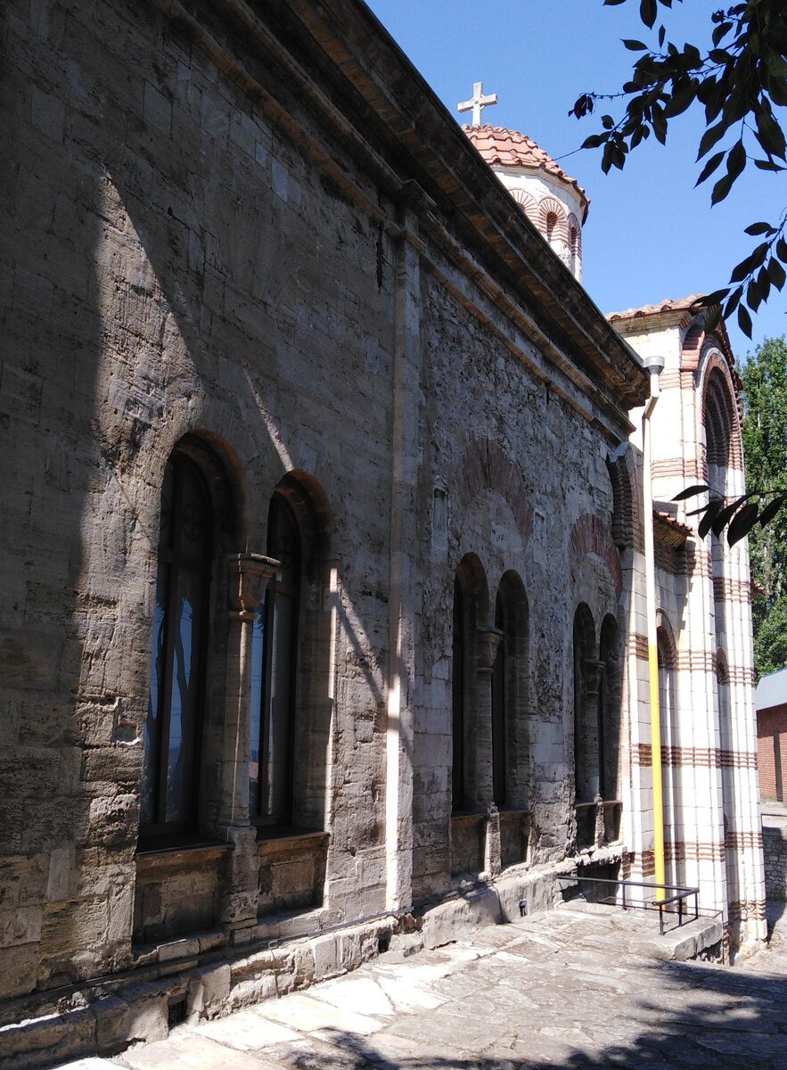 Часть храма в неовизантийском стиле, пристроенная в XIX веке.