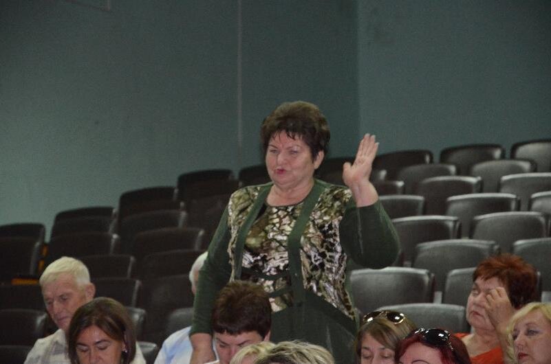 15 авг 2019Комментируем очередную публикацию официального сайта администрации Усть-Лабинского района под заголовком «Единственный вопрос Алексея Гедзя к жителям станицы Тенгинской». Речь идет о поездке исполняющего обязанности и его заместителей в станицу для встречи с гражданами.

Сход состоялся 13 августа в местном Доме культуры. Судя по числу собравшихся, предварительное оповещение было сделано только для местных депутатов, бюджетников и председателей территориальных органов самоуправления. Правда, их набралось немало и эти люди проявили достаточную активность в общении с гостями. 

Тот самый «единственный вопрос» Алексея Алексеевича к залу: «Почему вы не платите за мусор?». 

– Почему жители станицы не платят за мусор? Оплата по договорам у вас составляет 19,7 процента. Перевозчик откажется вывозить из Тенгинской мусор, и вы в нём погрязнете, как и другие поселения, где процент не дотягивает до необходимых хотя бы 80 процентов оплаты. А потом мы вынуждены выходить на субботники и тратить деньги районного бюджета на ликвидацию стихийных свалок, не дожидаясь многомиллионных штрафов от контролирующих федеральных органов, - приводит пресс-служба слова Гедзя.

Вопрос действительно крайне актуальный, но, увы, незаконный. Мы уже писали о том, что никто не имеет права заставлять жильцов платить за мусор, если эта строка не вписана в квитанцию по оплате ЖКУ. Пока это дело сугубо добровольное. 

«Как сказал глава поселения Александр Епишев, с начала этого года в станице провели 19 субботников и ликвидировали 21 свалку», - пишет пресс-служба. 

Значит, все-таки не совсем погрязли в помоях, справляются своими силами: сами мусорят и сами убирают. 

Удивило то, что мусор, похоже, это единственное, что волнует «временное правительство» района. Не закрытая уже год после ухода единственного фармацевта аптека, не отсутствие банкомата, не капитальный ремонт Дома культуры, не сползающие в прямом смысле в реку прибрежные улицы, которые поселение вынуждено спасать своими силами и средствами. Про то, как людям живется в такой обстановке Алексей Алексеевич не спросил. А на комментарии жителей об отсутствии денег в местном бюджете вообще заявил, что «сейчас эта тема не актуальна». 

Станица Тенгинская – одна из самых отдаленных от райцентра – 32 километра, с совсем невысокой инфраструктурой. На официальном сайте поселения указано, что в станице имеется 10 магазинов, но по сути это мелкие и очень мелкие торговые точки, где можно купить только самое необходимое, причем за наличку.

Тенгинская, как и любая другая отдаленная станица - это свой маленький мирок, где все друг друга знают, где десятилетиями устанавливались свои традиции, правила и где всегда есть масса проблем. Здесь нет работы, многие хоть как-то выживают благодаря садам-огородами, конечно же, противятся тому, что кто-то так и норовит сунуть руки в их и без того скудные кошельки. Станичникам проще под покровом ночи, пока никто не видит, сжечь свою кучку мусора в огороде, чем платить за вывоз по 130 рублей с человека, которые многие в больших семьях попросту не знают, где взять. И их можно понять. Людям бы реальной поддержки от властей, а не «указивок» с требованиями, регламентами и обещаниями. 

О том, что районные власти в очередной раз пообещали тенгинцам, писать пока нет смысла. Будет сделано – обязательно напишем. 