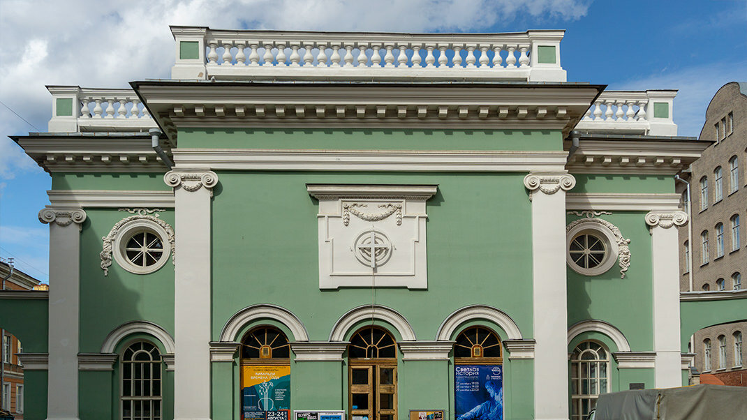Вход с Кирочной улицы