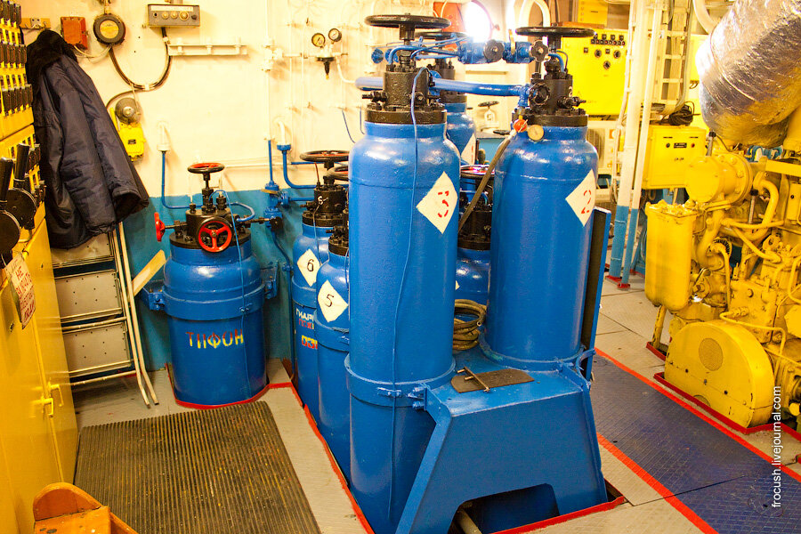 головка пускового баллона 70-7201-2. лодочная объёмная химическая система пожаротушения. баллон пускового воздуха судовой. машинное отделение теплохода рт 300. воздушные баллоны на судне.