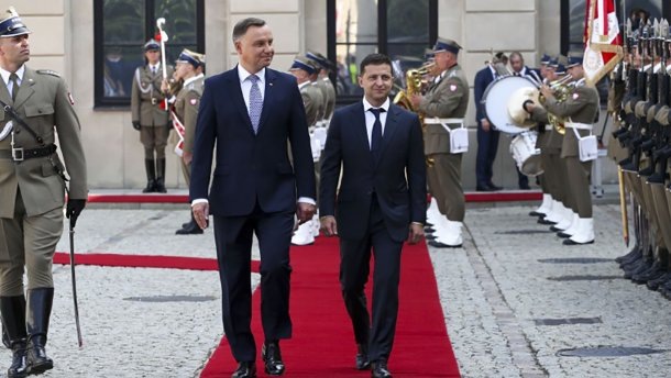 Президент Польши Анджей Дуда заявил, что Президент Украины Владимир Зеленский пообещал отменить мораторий на проведение эксгумационных работ в польских захороненнях на территории Украины.