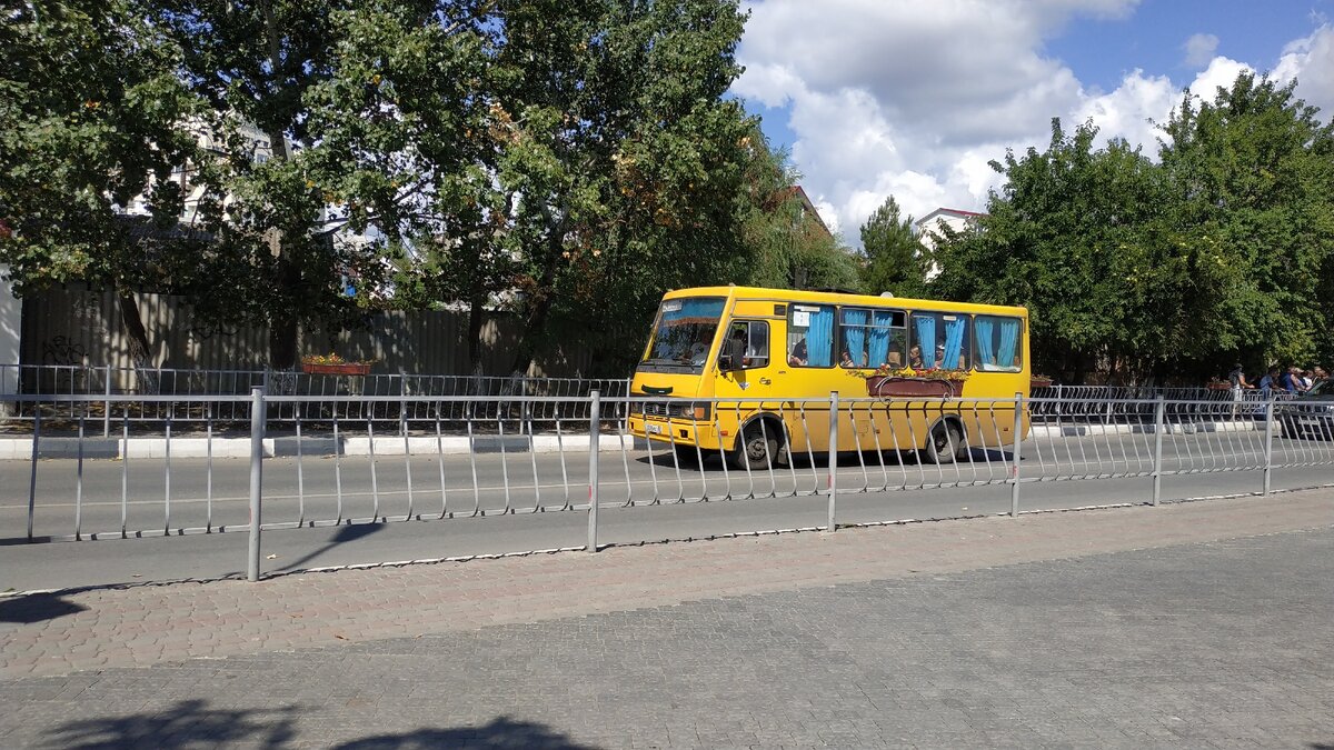 Такие автобусы сейчас ходят в Новый Свет. Фото 2019 года