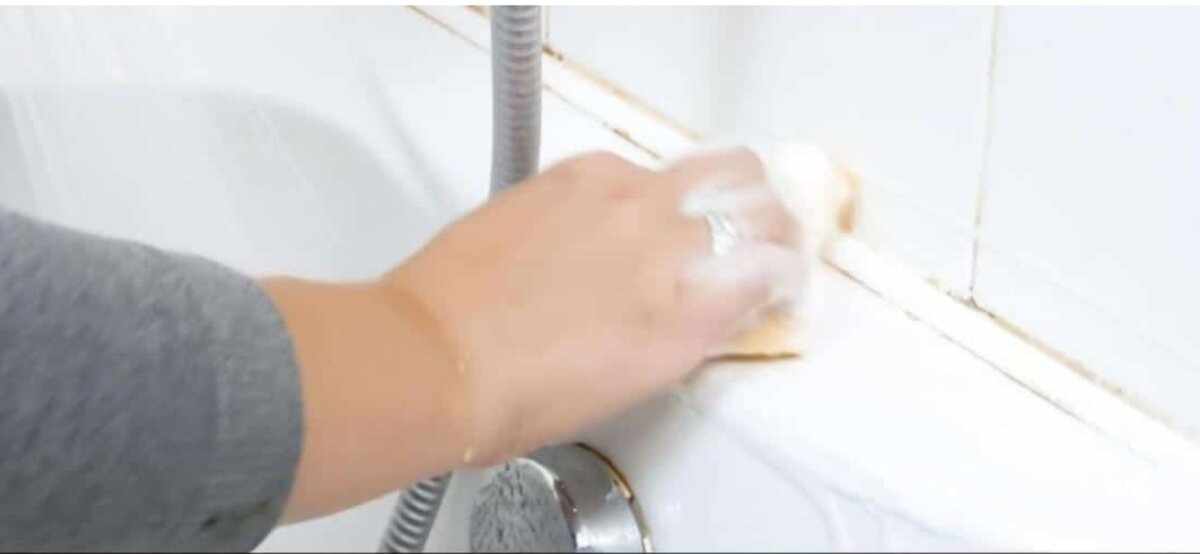 Чистка загрязнённой ванной