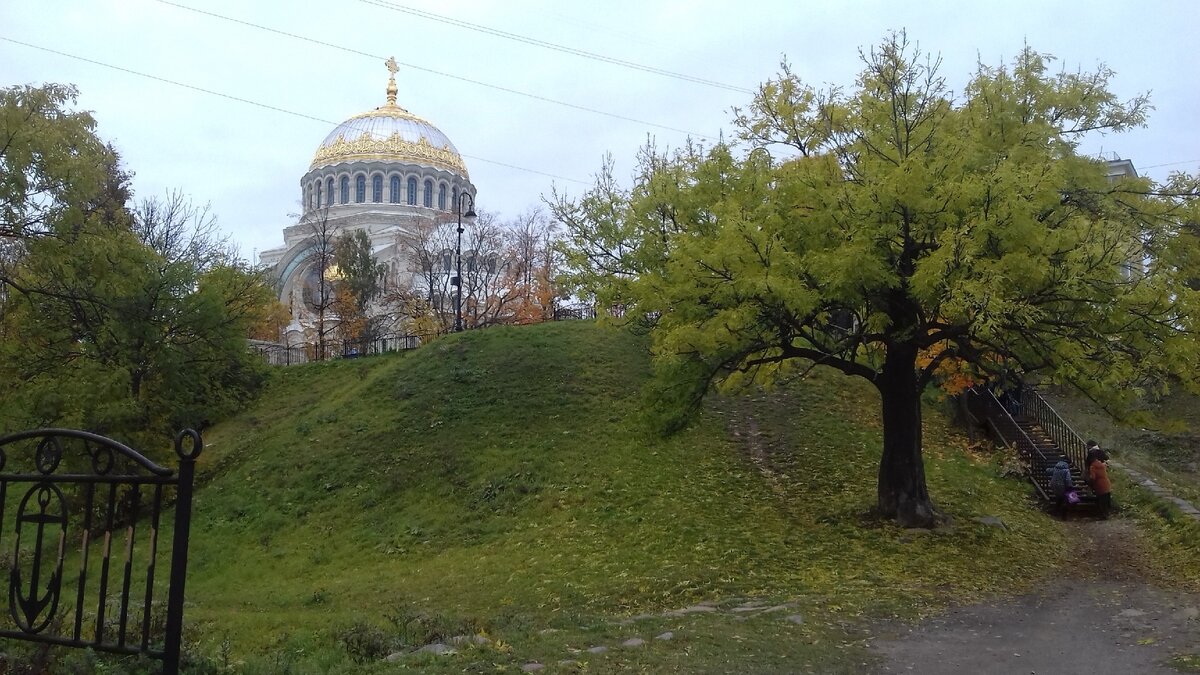 Морской собор со стороны докового бассейна