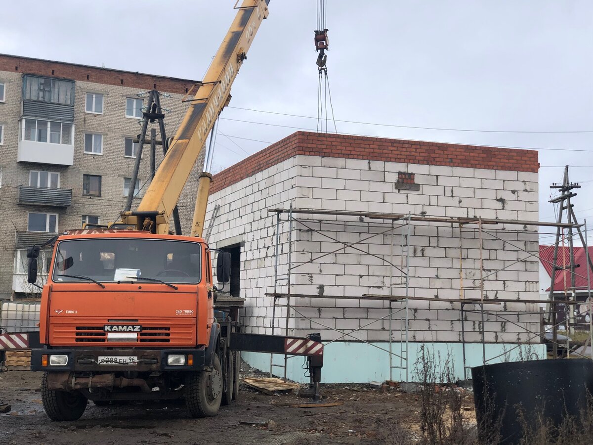 В Карпинске жители дома эмоционально требовали решить проблемы с теплом |  Карпинск Новости | Дзен