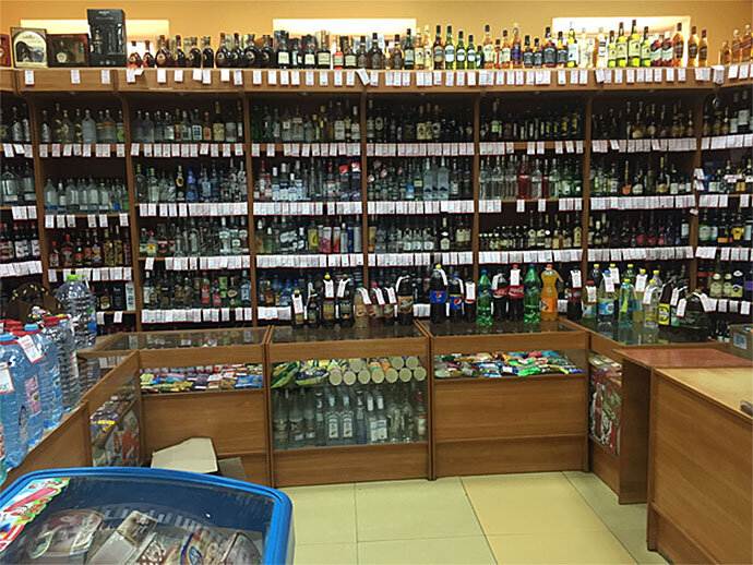 Многие жилые дома оборудованы доступными магазинами алкопродукции. 
