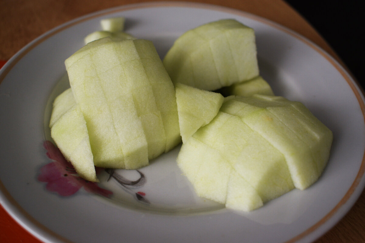 Нарезаем яблоко кубиками.