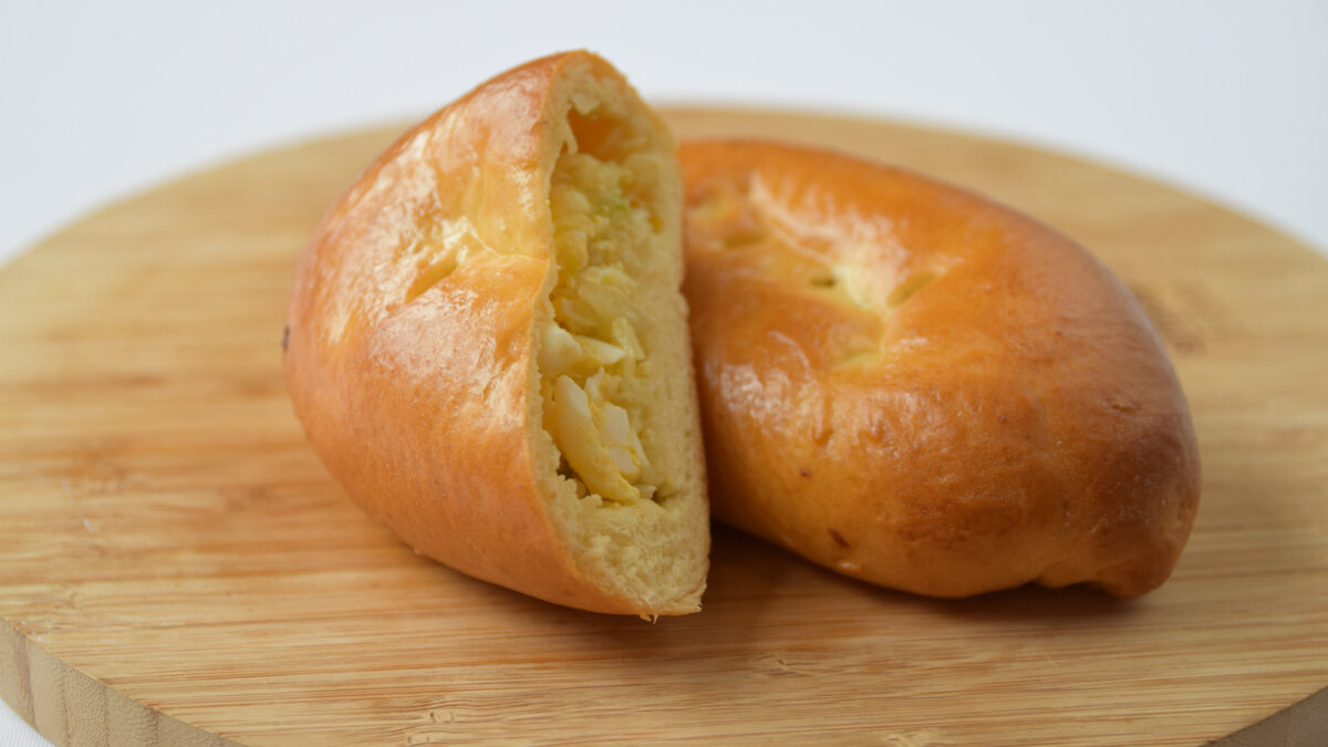 пирожок с капустой и яйцом.