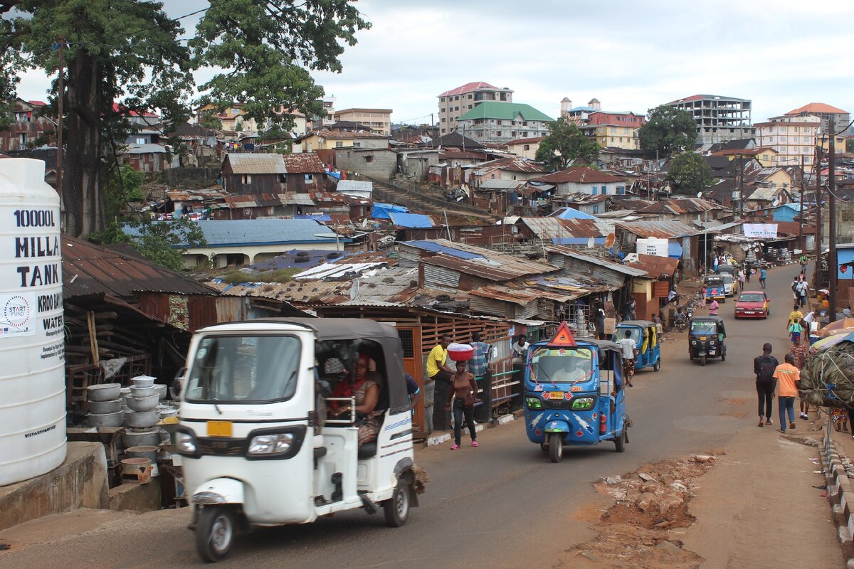 Тук-тук в трущобах Фритауна