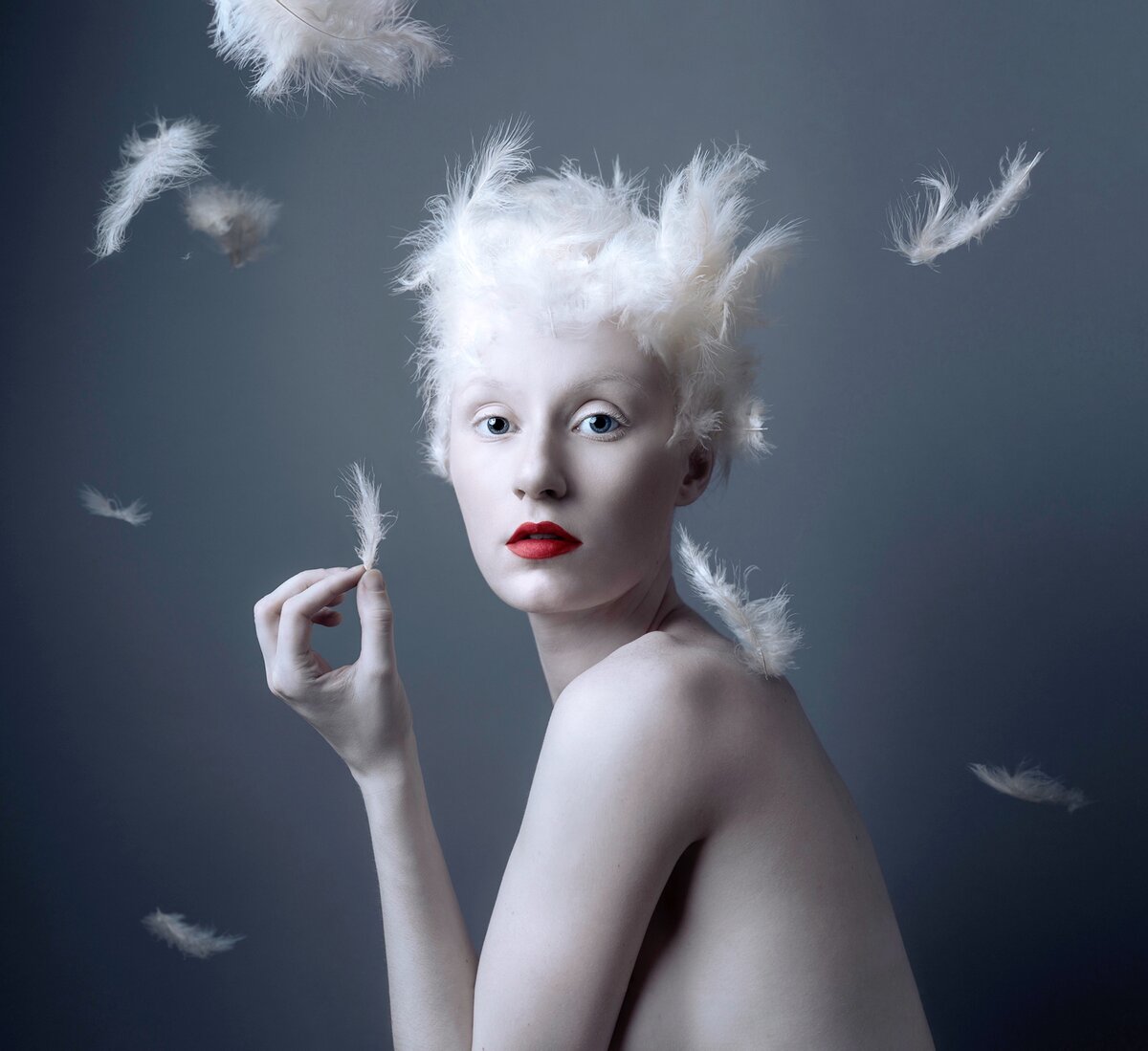 ГАДКИЙ УТЕНОК - "Создав парик из перьев, я сделала несколько фотографий, где бросала их в воздух. Затем объединила 5 или 6 фотографий в одну. При одинаковых настройках освещения и диафрагмы изображения выглядели очень похоже; Просто пришлось стереть фон некоторых картинок. Самым сложным было перо на моей спине - я должна была нарисовать его, чтобы идеально вырезать, смешать с фоном и наложить тени на мое тело".