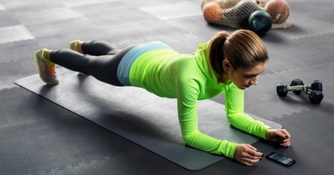 Выбирайте для себя вариант в зависимости от вашей подготовки, 30 повторений.
После этого мы будем выполнять статику 20 секунд в нижней точке.
4. Заключительное упражнения как накачать пресс за 2 недели в домашних условиях конечно же планка. Минута статики, самый классический вариант. Гарантируем что после такого цикла на более тяжёлую планку вы уже не будете способны, потому что пресс реально горит.
Такая тренировка как накачать пресс за 2 недели даст вам хорошее укрепления мышц живота. Такой круг вы можете повторить 1-3 раза. Все зависит от уровня вашей подготовки. Оптимальное количество раз это два таких круга с утра, на протяжении двух недель.
 