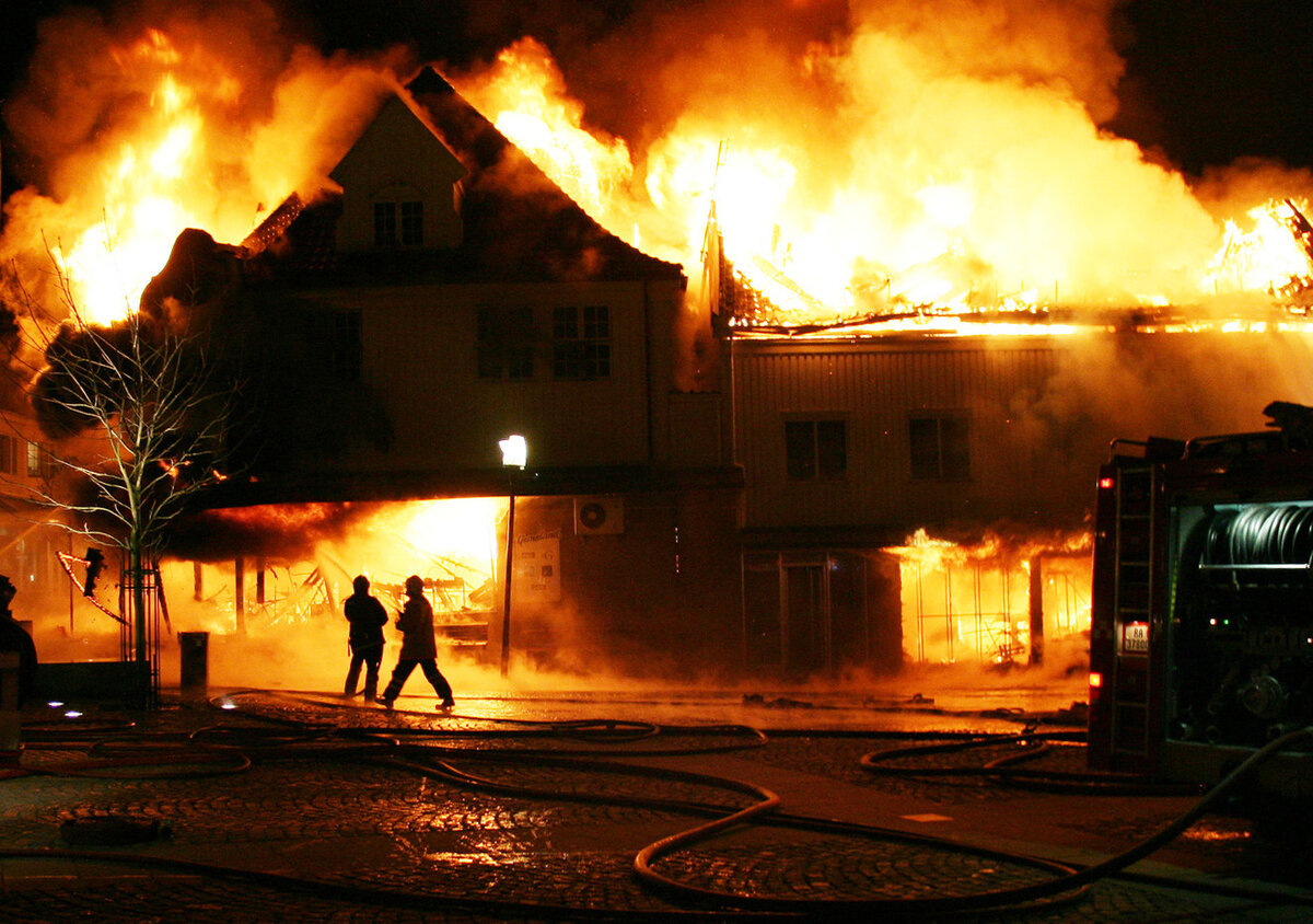 Гренфелл тауэр пожар. Горящее здание. Какое здание сгорело. Горбунова 2 пожар гранд сетунь. Пожар на невской мануфактуре в спб 2021.