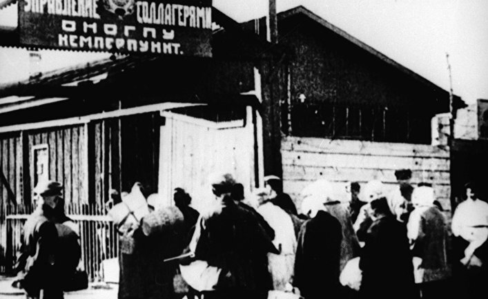 Вся оценка исторических событий главного героя проходит через призму его «отсидки» в СЛОНе — Соловецком лагере особого назначения.