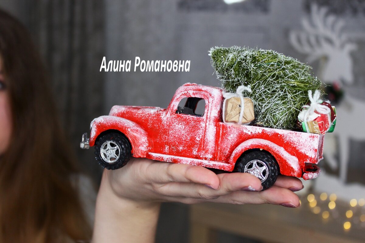 Игрушечная машинка с елкой