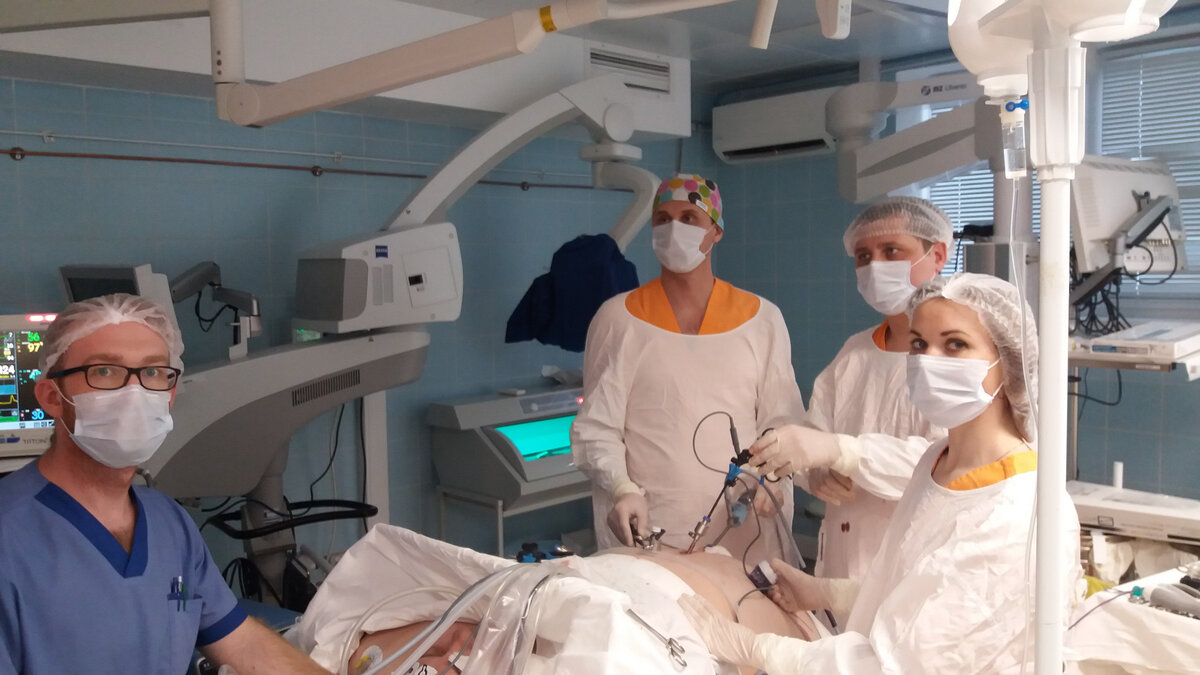 Алексей Терёхин (второй справа) во время проведения бариатрической операции 