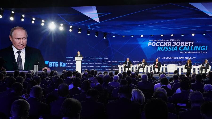 Форум ВТБ "Россия зовёт!". Источник фото: https://iz.ru/945498/nikolai-pozdniakov-roza-almakunova-ekaterina-vinogradova/idem-v-dokhod-putin-prizval-dobitsia-uvelicheniia-zarplat-rossiian