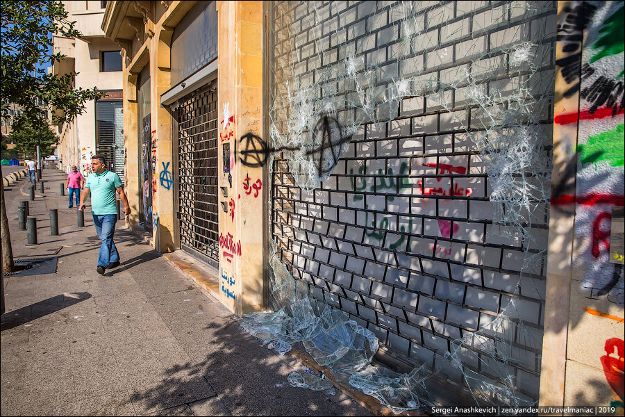 Эксклюзивные фото, во что превратили протестующие центр Бейрута (следы погромов и обычная жизнь)