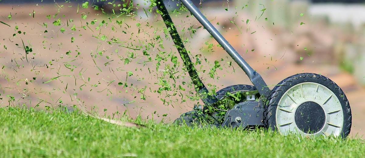 https://pixabay.com/photos/lawn-mower-hand-lawn-mower-938555/